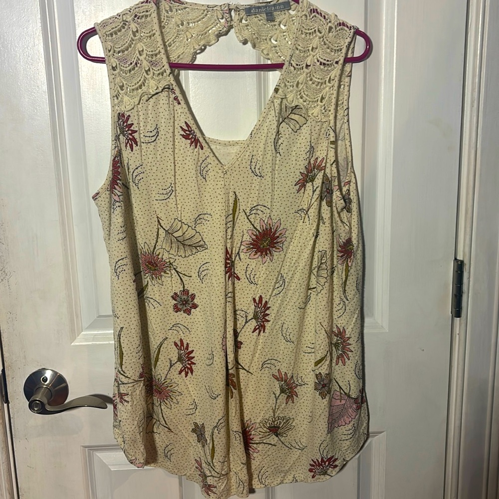 Cute top with floral design